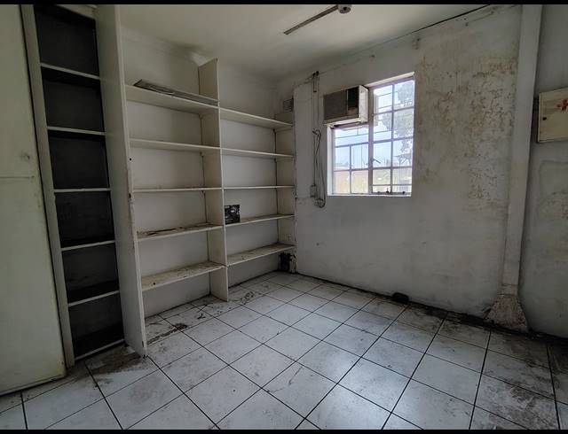 1,300M² WAREHOUSE TO LET IN DRIEHOEK
